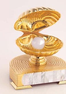 Pearl souvenir with gold platted opening shell