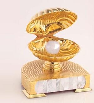 Pearl souvenir with gold platted opening shell