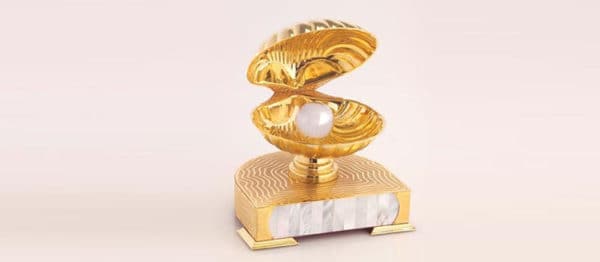 Pearl souvenir with gold platted opening shell