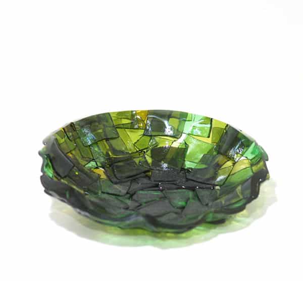 Sustainable glass plate made with pieces of glass